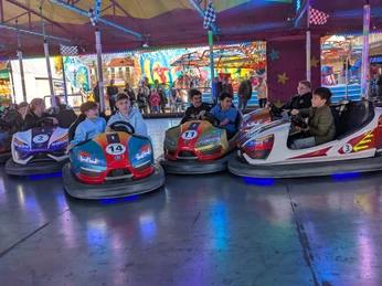 Autoscooter Vlothoer Brückenmarkt Mehrere Autoscooter fahren umher