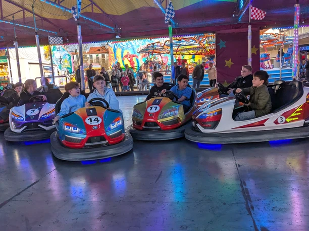 Autoscooter Vlothoer Brückenmarkt Mehrere Autoscooter fahren umher