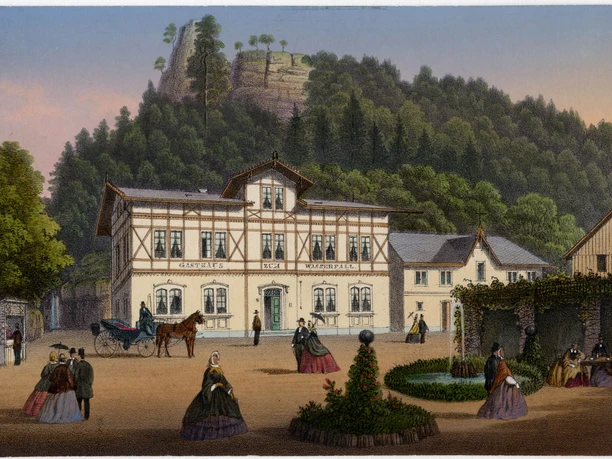 Historisches Gebäude mit Fachwerk, umgeben von Bäumen und Felsen; Menschen in historischer Kleidung.