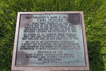Carl Schurz Denkmal J7412 (c) Helmut Gross_Erlebnis Bremerhaven_WEB.jpg Tafel mit Erläuterungen zu Carl Schurz