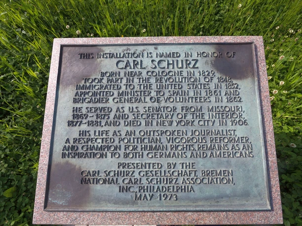 Carl Schurz Denkmal J7412 (c) Helmut Gross_Erlebnis Bremerhaven_WEB.jpg Tafel mit Erläuterungen zu Carl Schurz