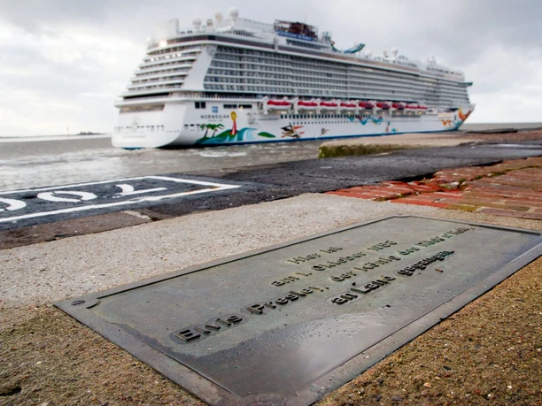 Elvis Bremerhaven_Sommer016-19 (c) Marco Butzkus_Erlebnis Bremerhaven_WEB.jpg Bronzetafel Ankunft Elvis Presley an der Columbuskaje Bremerhaven