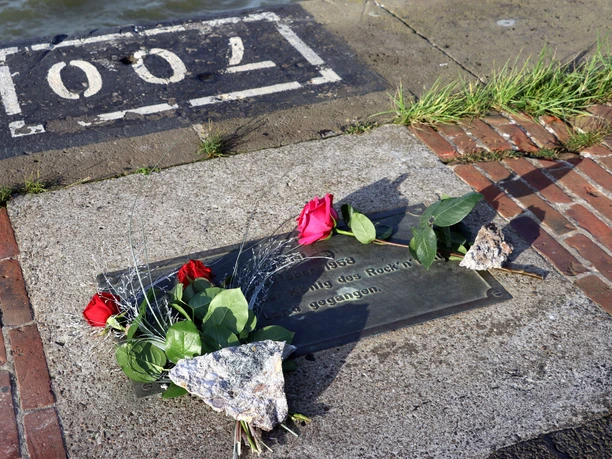 011021 Elvis Fest Columbuskaje (50) (c) Dörte Behrmann_Erlebnis Bremerhaven_WEB.jpg Gedenktafel zur Ankunft Elvis Presleys in Bremerhaven