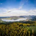 Die Holzeralm im Hintergrund der Tegernsee