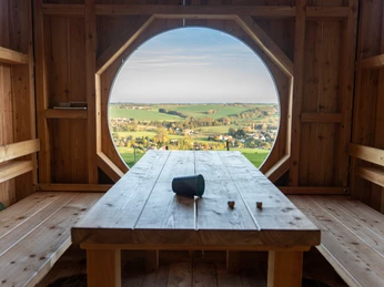 Rastplatz Bellmanns Ruh' - Innenansicht mit Würfelspiel