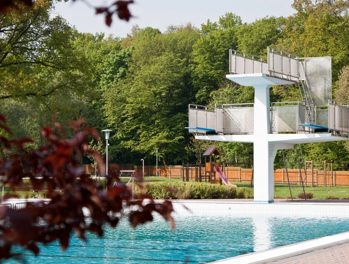 Waldbad Naunhof - Freibäder in der Region Leipzig Der Sprungturm im Waldbad Naunhof bietet Badespaß inmitten grüner Waldumgebung
