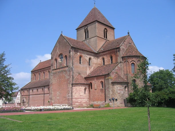 Schwarzacher Münster, eine sehr großes Bauwerk im gotischen Stil.