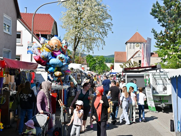Auf dem Krämermarkt gibt es wieder alles von der Bürste über Tee bis zur Tasche