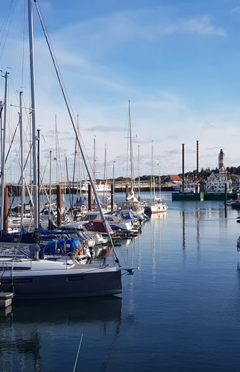 Der Hörnumer Hafen mit Leuchtturm im Hintergrund
