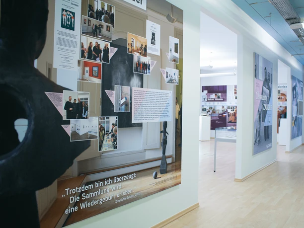 Ausstellungsraum im ZADIK Helle Ausstellungsräume mit großformatigen Tafeln, Fotos und Texten zur Sammlung Zander.