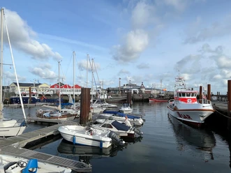 Lister Hafen mit Rettungsschiff