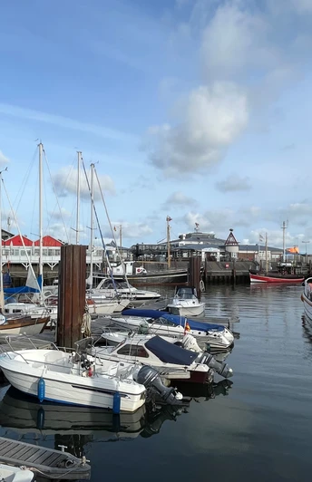 Lister Hafen mit Rettungsschiff