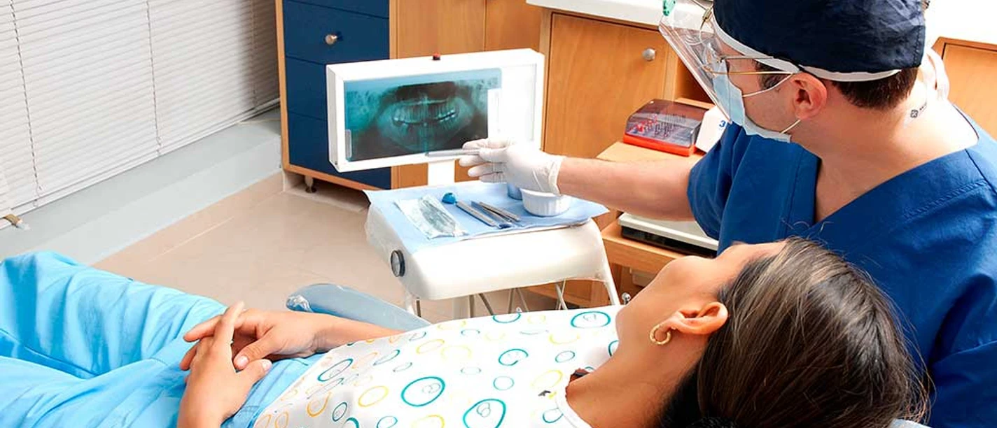 Kvinde-i-tandlægestol