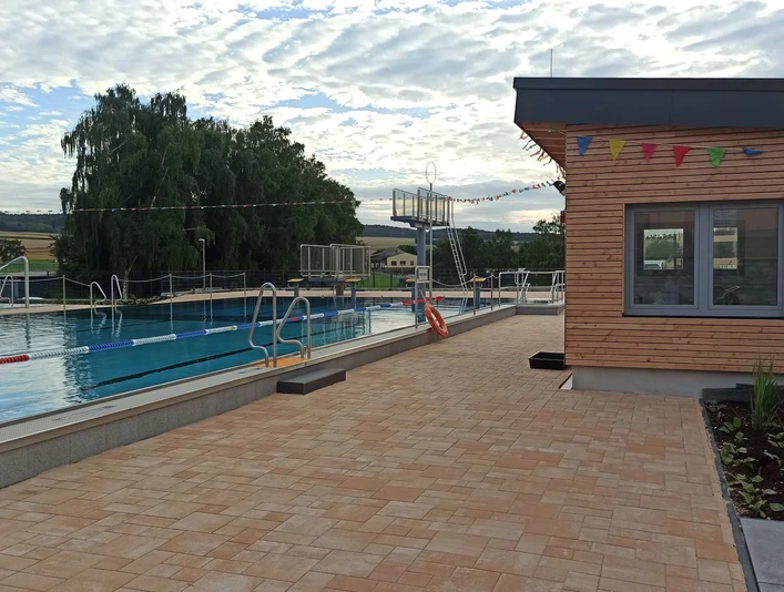 Freibad Hünfelden-Kirberg_Schwimmbecken.jpg