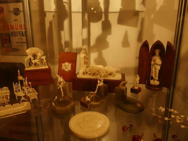 Exponate der Bad Königer Elfenbeinschnitzerei