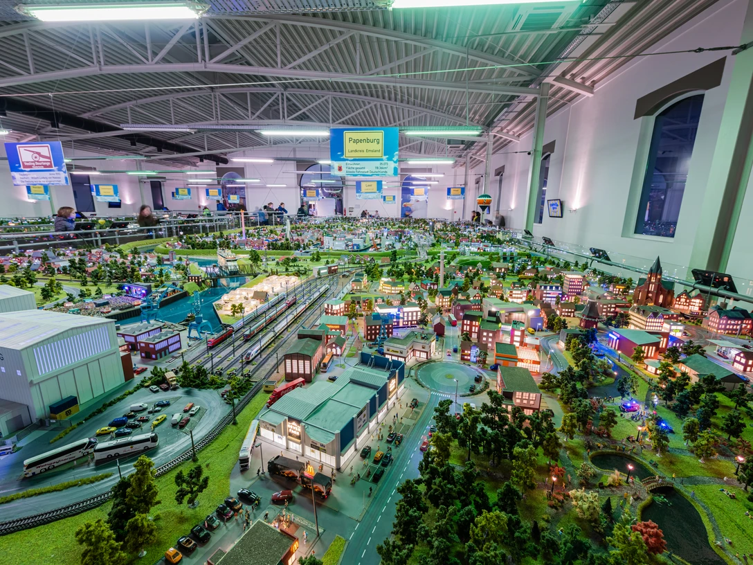 FeuerQuell Fotografie 200203-19.jpg Große Indoor-Miniaturlandschaft mit Städten, Zügen, Straßen und beleuchteten Gebäuden.