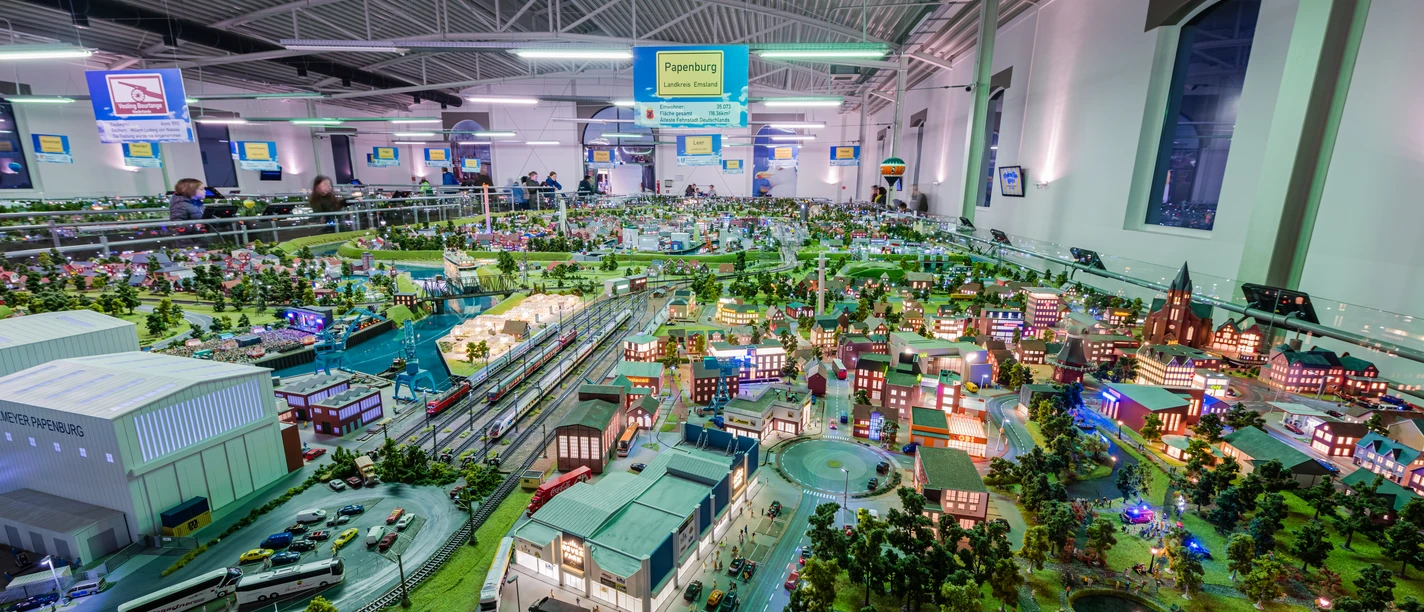 FeuerQuell Fotografie 200203-19.jpg Große Indoor-Miniaturlandschaft mit Städten, Zügen, Straßen und beleuchteten Gebäuden.
