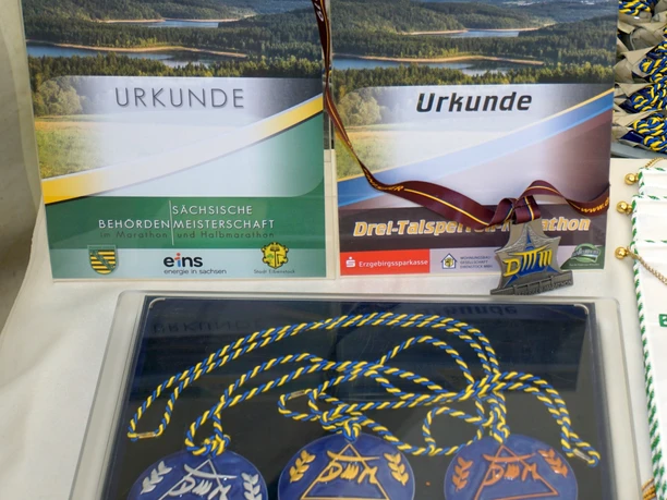 handgefertigte Medaillen aus Keramik