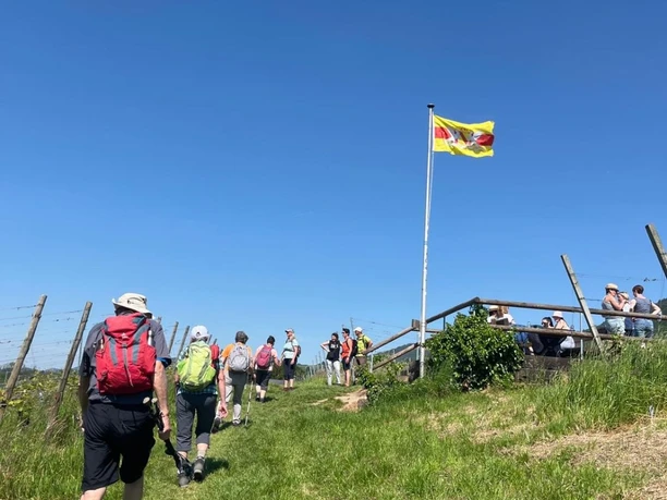 Wanderer mit Badner-Flagge
