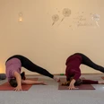 patricia-bakker-photography-Spiegelhaus-Yoga-Workshop.jpeg Zwei Erwachsene üben Yoga auf Matten in ruhigem Raum mit Kerzenlicht.