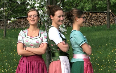 Hinterberger-Soatnmusi.jpg Drei Frauen im Dirndl vor blühenden Obstbäumen
