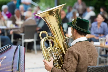 Volksmusik-Brunnenhof-Bad-Aibling.jpg Volksmusik mit Musikant vor Publikum
