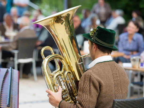 Volksmusik-Brunnenhof-Bad-Aibling.jpg Volksmusik mit Musikant vor Publikum