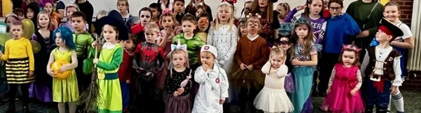 OBV Gruppenfoto vom Kinderkarneval 2025_Jörg Brandes.jpg Viele verkleidete Kinder stehen beim Kinderkarneval 2025 in der Grundschule Apen.