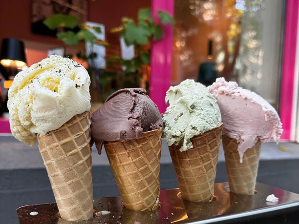wine&glory Kiosque & ice cream parlor Four ice cream cones with different flavors in front of a pink window frame.