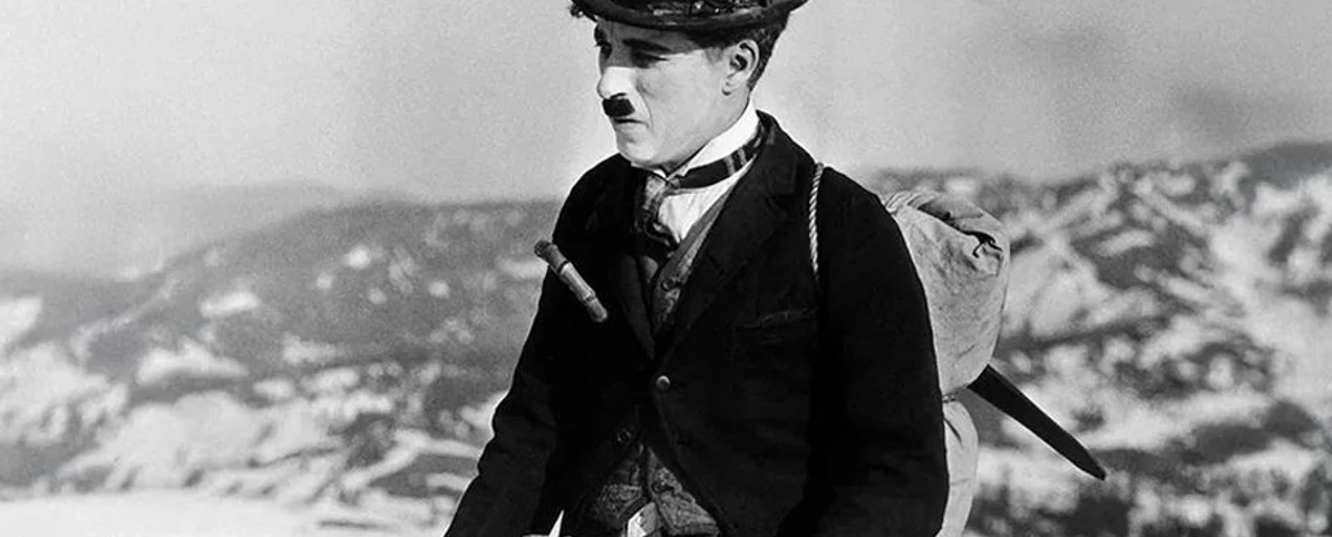 Familienkino_Goldrausch (c) KuKuK e.V..jpg Schwarz-weiß Bild von Charlie Chaplin im Film "Goldrausch".