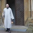 Gästeführer Jürgen Steinbeck als Bruder Matthias vor der Abteikirche in Marienfeld