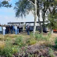 Moorbahn im Uchter Moor.jpg Besuchergruppe steht im Moor neben offener Lorenbahn, umgeben von Birken und Heidegras.