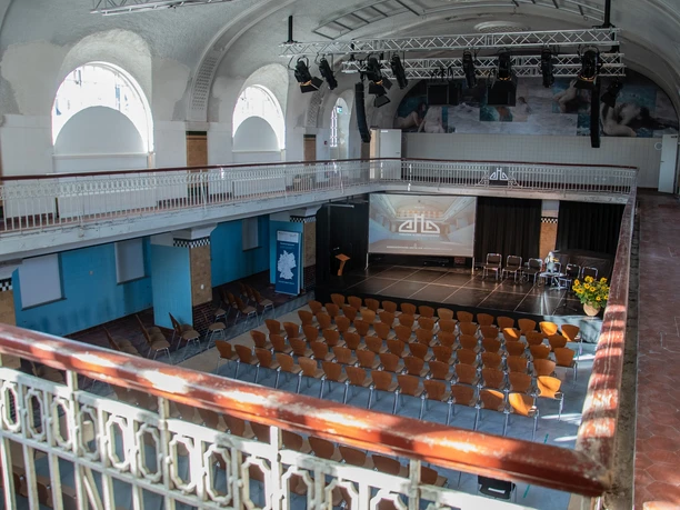 Theater Altes Hallenbad - Theatersaal Theatersaal im alten Hallenbad mit Bestuhlung.