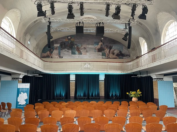 Theater Altes Hallenbad - Empore Blick von Empore in den Theatersaal mit Bühne.