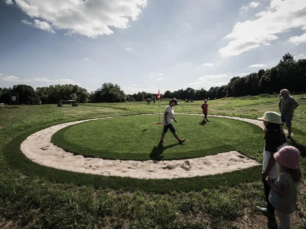 Red Lama Freizeit Resort - Fußballgolf auf grünem Rasenkreis. Leute beim Fußballgolf auf grünem Rasenkreis.