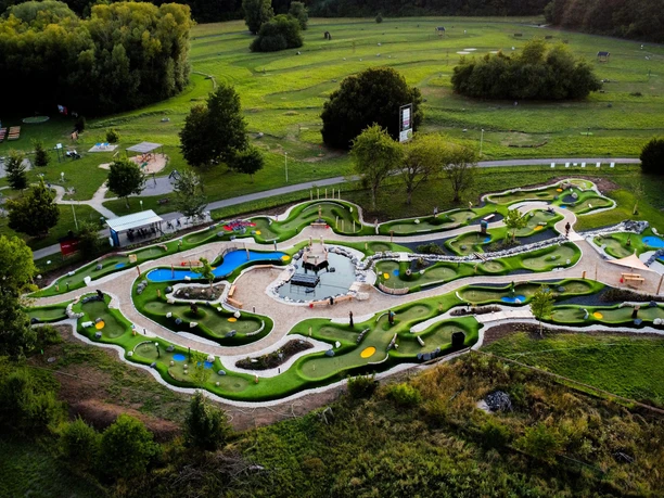 Red Lama Freizeit Resort - Abenteuer-Minigolfanlage Abenteuer-Minigolfanlage aus der Vogelperspektive.