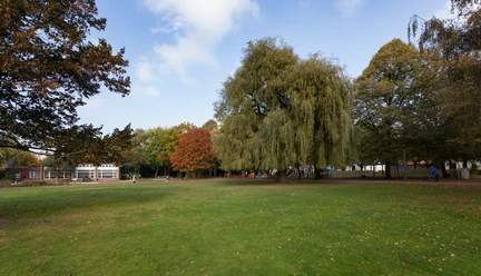 L1247 (c) Helmut Gross_Erlebnis Bremerhaven.jpg Weite Rasenfläche im Stadtpark Lehe mit alten Bäumen, Spielbereich und Spazierwegen.
