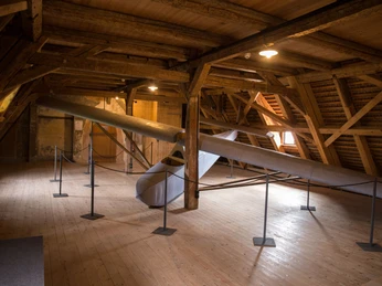 Segelflugzeug im Schloss Colditz