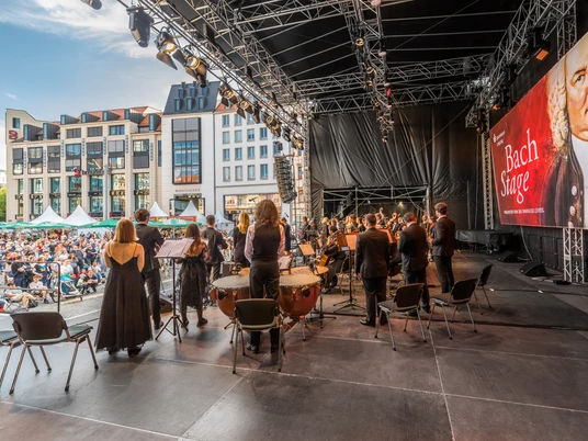 BachStage zum Bachfest Leipzig - Kultur in Leipzig Blick von der BachStage auf dem Marktplatz Leipzig zum Bachfest mit Musikerinnen und Musikern sowie dem Publikum