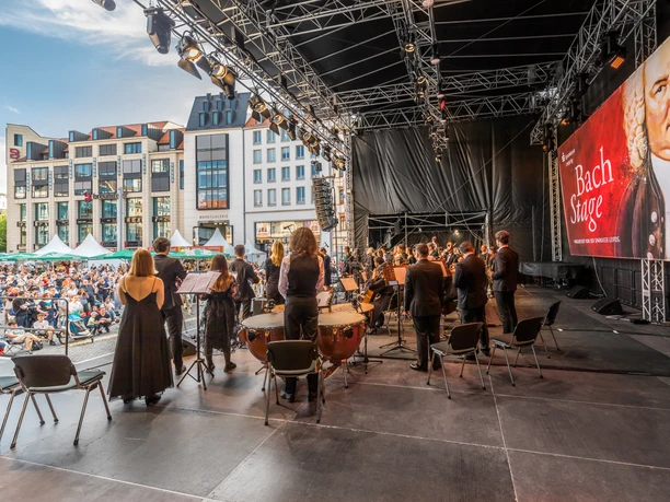 BachStage zum Bachfest Leipzig - Kultur in Leipzig Blick von der BachStage auf dem Marktplatz Leipzig zum Bachfest mit Musikerinnen und Musikern sowie dem Publikum