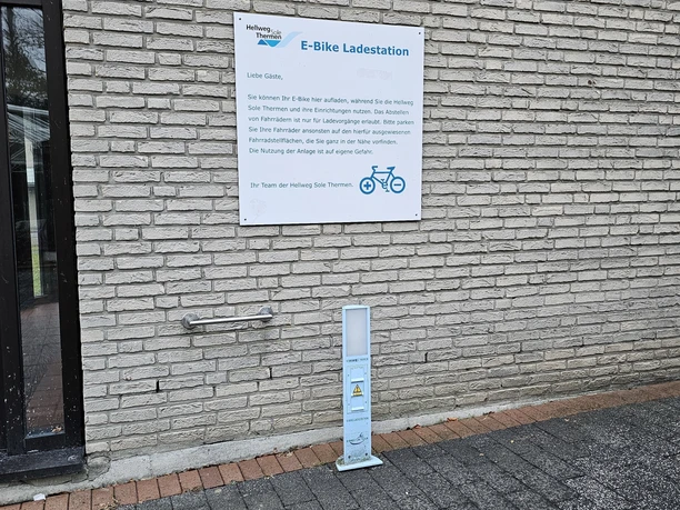 E-Bike-Akku-LadestationEingangHellweg-Sole-Thermen.jpg E‑Bike‑Akkuladestation am Eingang der Hellweg‑Sole‑Thermen
