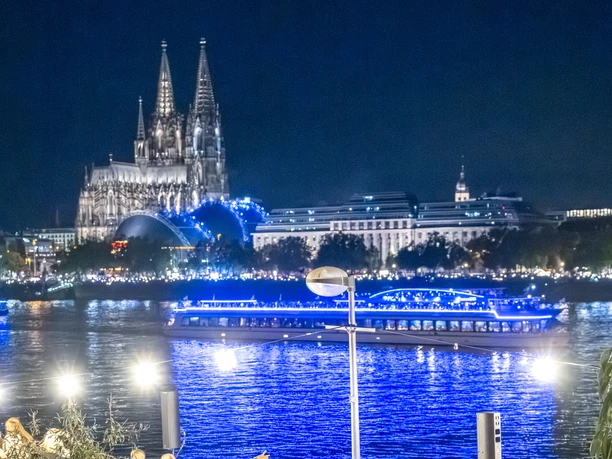 River Lounge mit Blick auf den Kölner Dom Blick bei Nacht vom Deutzer Rheinufer auf den Kölner Dom