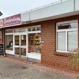 Borcherding Bruchhausen-Vilsen.jpg Außenansicht eines Hofladens mit rotem Backstein, Glasfront und Schild Borcherding Catering