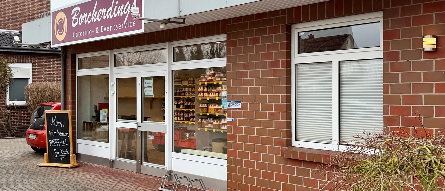 Borcherding Bruchhausen-Vilsen.jpg Außenansicht eines Hofladens mit rotem Backstein, Glasfront und Schild Borcherding Catering