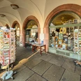 Leipzig-Laden-Nr-1-Souvenirs-Innenstadt-Shopping-LTM-Daniel-Almendinger-leipzig-travel.jpg Blick auf das Schaufenster des Souvenirshops "Leipzig-Laden Nr 1" im Alten Rathaus am Markt in Leipzigs Innenstadt