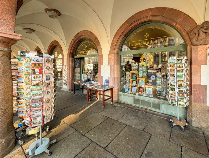Leipzig-Laden-Nr-1-Souvenirs-Innenstadt-Shopping-LTM-Daniel-Almendinger-leipzig-travel.jpg Blick auf das Schaufenster des Souvenirshops "Leipzig-Laden Nr 1" im Alten Rathaus am Markt in Leipzigs Innenstadt