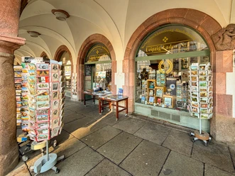 Leipzig-shop-no-1-souvenirs-city-center-shopping-LTM-Daniel-Almendinger-leipzig-travel.jpg View of the shop window of the souvenir store "Leipzig-Laden Nr. 1" in the Old Town Hall on the market square in Leipzig's city center