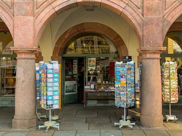 Leipzig-Magasin-N°-1-Façade-Souvenirs-Ville-Intérieure-Shopping-LTM-Daniel-Almendinger-leipzig-travel.jpg Vue sur la boutique de souvenirs "Leipzig-Laden Nr 1" à travers un arc de colonne de l'ancien hôtel de ville sur le marché de Leipzig