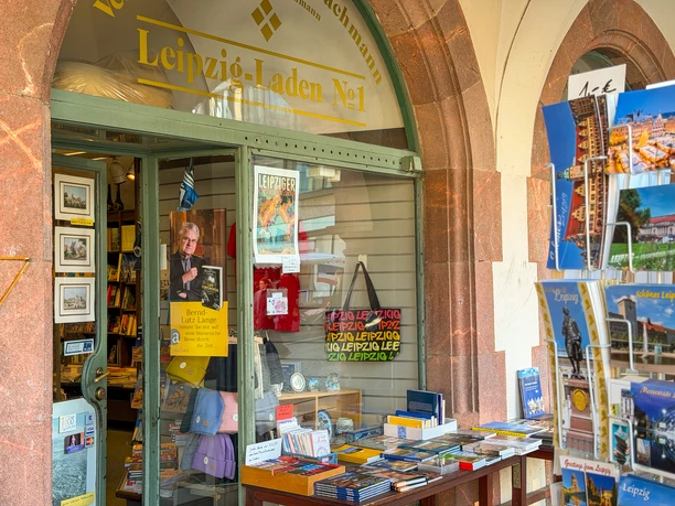 Leipzig-Laden-Nr-1-Eingang-Souvenirs-Innenstadt-Shopping-LTM-Daniel-Almendinger-leipzig-travel.jpg Blick auf den Eingang zum Souvenirshop "Leipzig-Laden Nr 1" im Alten Rathaus am Markt in Leipzigs Innenstadt