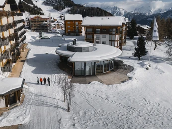 Das Gebäude ist ganzjährig – im Sommer wie im Winter – problemlos erreichbar.